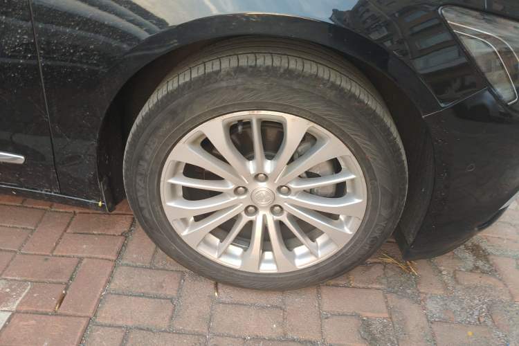 Used Buick LaCrosse 2018 28T Elite Edition Right Front Wheel Hub