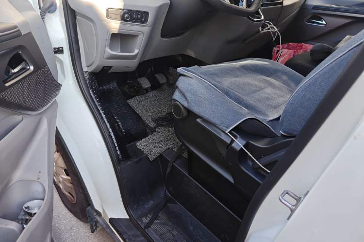 Used SAIC MAXUS Xintu V70 2023 2.0T Elite Edition Manual Transmission Short Wheelbase Low Roof 5/6 Seats (125 hp)