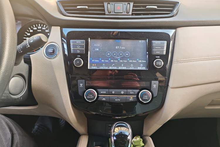 Used Nissan X-Trail 2017 2.5L CVT Leading Edition 4WD Audio And AC Panel