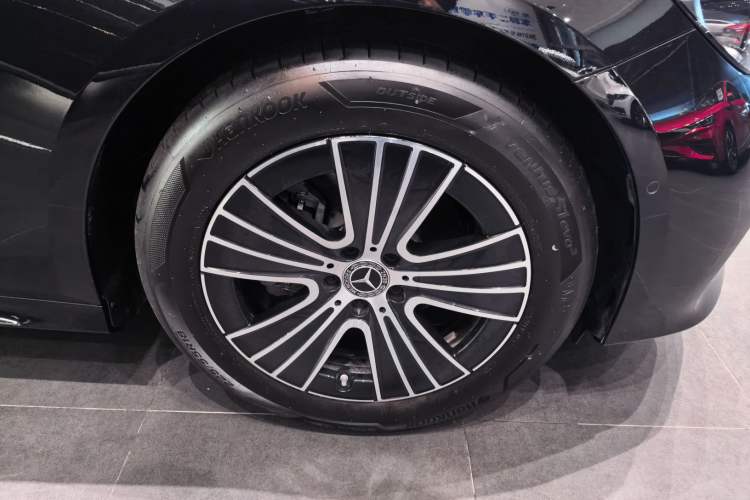 Used Mercedes-Benz E-Class 2026 E 260 L Classic Edition Right Front Wheel Hub