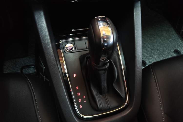 Used Volkswagen Sagitar 2018 1.6L Automatic Comfort Model Gear Lever