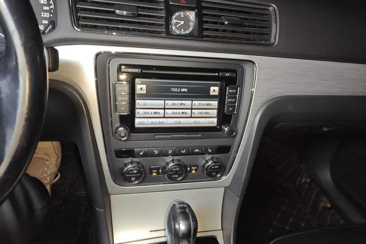 Used Volkswagen Passat 2013 1.8TSI DSG Ultimate Edition Audio And AC Panel