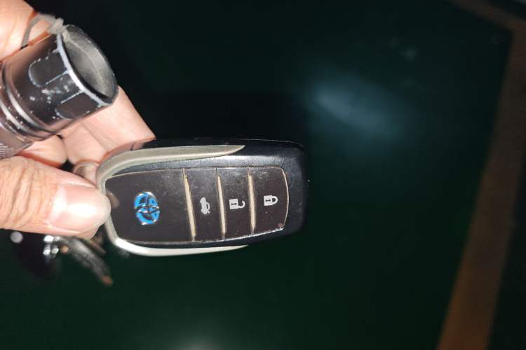 Used Toyota Levin 2016 Dual-Engine 1.8H GS E-CVT Elite Model with Sunroof Vehicle Key