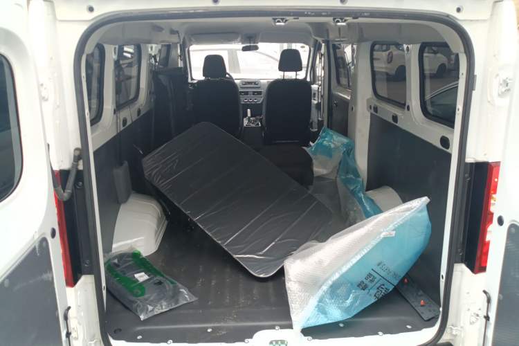 Used Wuling Yangguang 2024 300KM Comfort Version Passenger Van 75kW Trunk