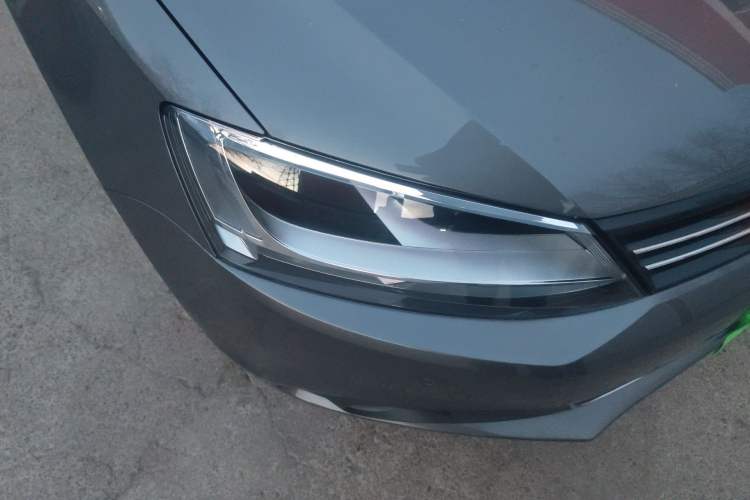 Used Volkswagen Sagitar 2014 1.4TSI Automatic Luxury Model Right Front Headlight