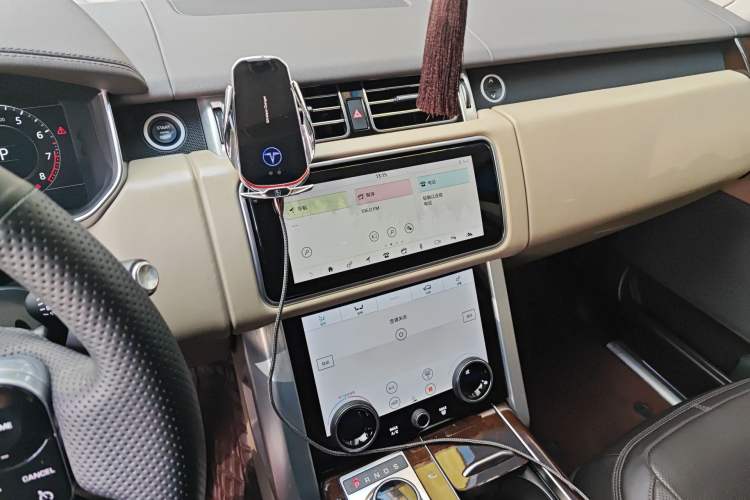 Used Land Rover Range 2022 3.0 L6 400 PS Classic Extended Version Audio And AC Panel