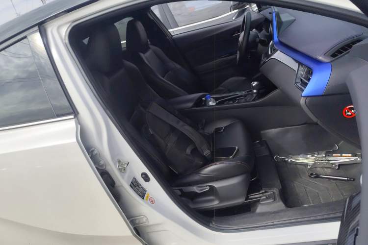 Used Toyota C-HR 2018 2.0L Luxury Edition China VI Standard Right Front Seat