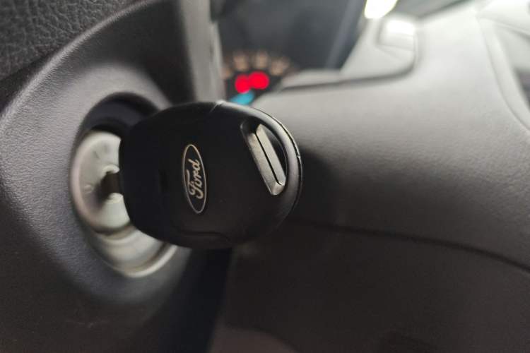 Used Ford Transit 2019 2.0T Diesel Multi-Purpose Commercial Vehicle Short Wheelbase Mid-Roof Design 6-Seater China VI Standard
