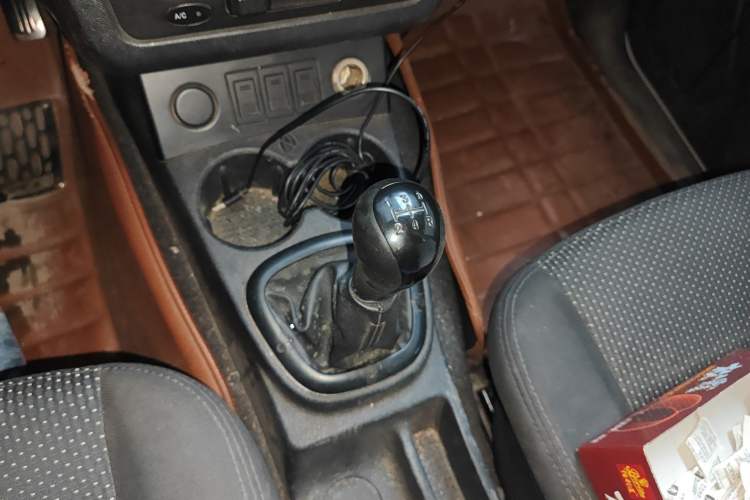 Used Dongfeng Fengon 330 2014 1.5L Manual Utility Version DK15 Gear Lever