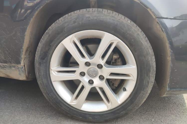 Used Brilliance BS6 2011 1.8T Automatic Comfort Model Right Front Wheel Hub