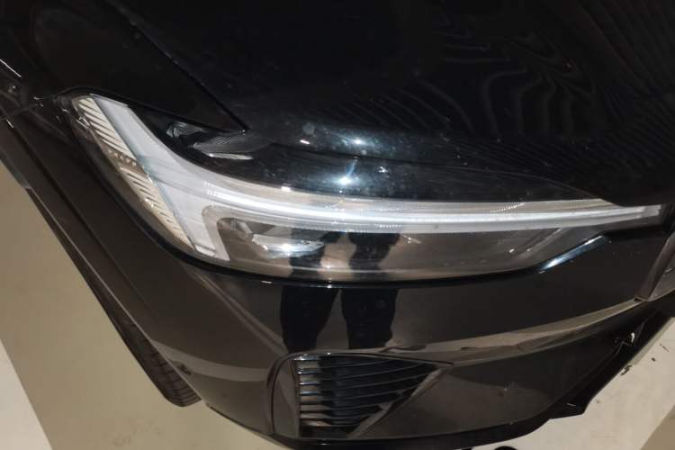 Used Volvo XC60 New Energy 2025 Plug-in Hybrid Long-Range All-Wheel Drive Zhiyuan Extreme Night Black Edition Right Front Headlight