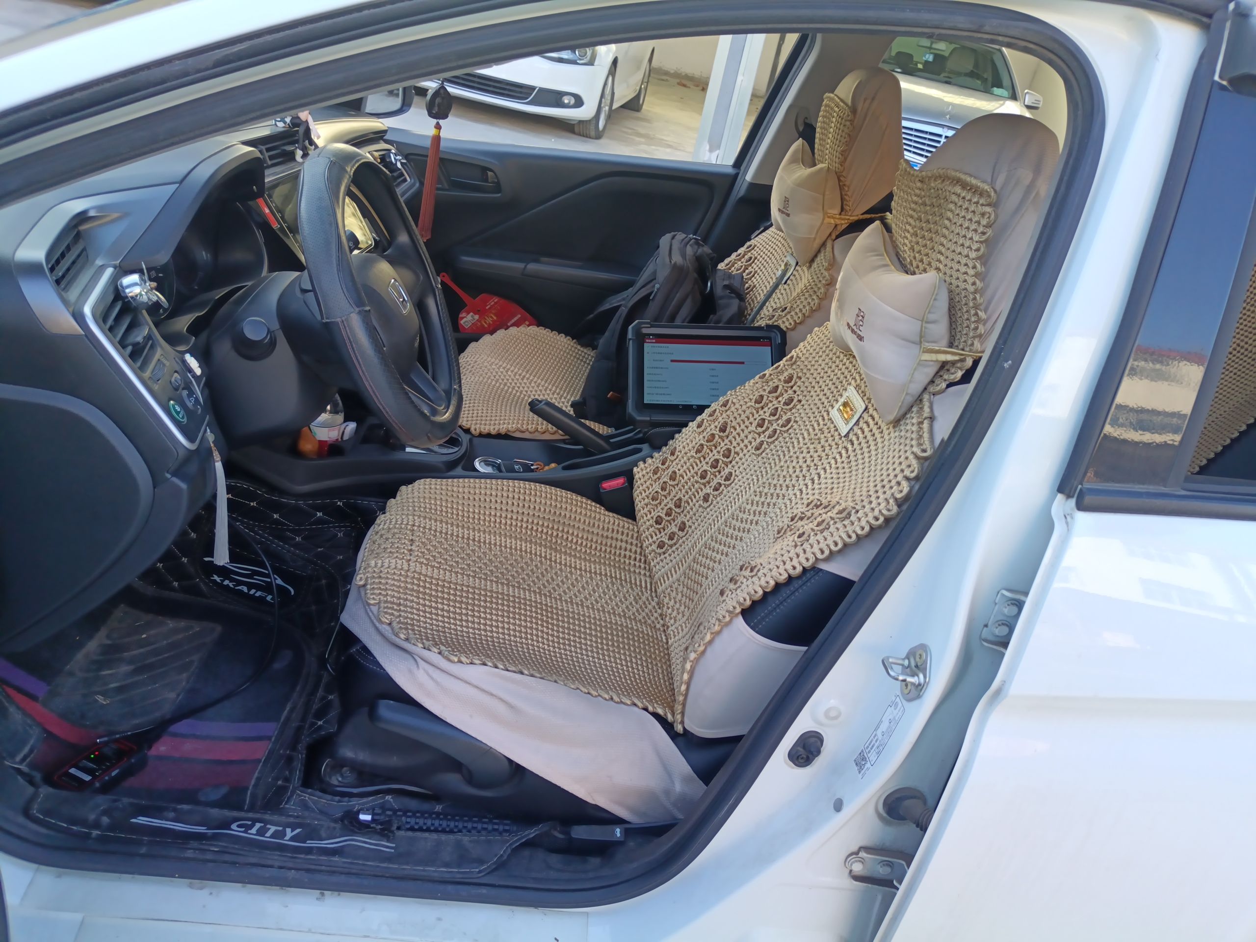 المقاعد الأمامية داخل السيارة