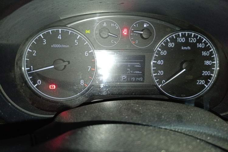 Used Nissan Tiida 2014 1.6L CVT Smart Model Odometer Close Up