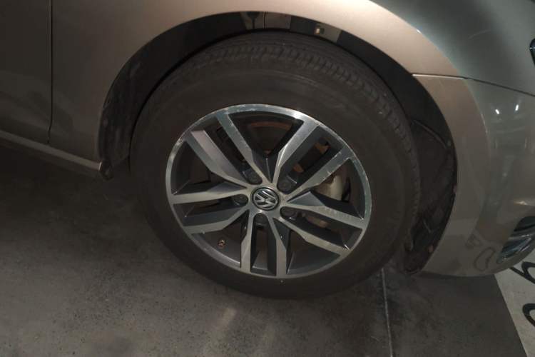 Used Volkswagen Golf 2016 230TSI Automatic Luxury Version Right Front Wheel Hub