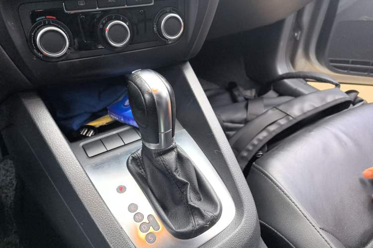 Used Volkswagen Sagitar 2014 1.6L Automatic Comfort Model Gear Lever