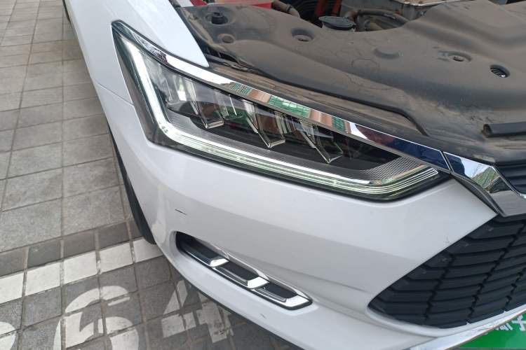 Used BYD Qin Pro New Energy 2019 EV Super Edition Standard Version Smart Connect Leading Style Right Front Headlight