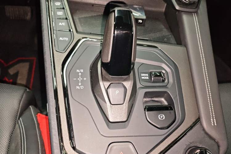 Used Lynk & Co 01 2023 1.5TD EM-F PM Gear Lever