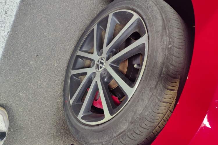 Used Volkswagen Sagitar 2013 2.0 TSI GLI Right Front Wheel Hub