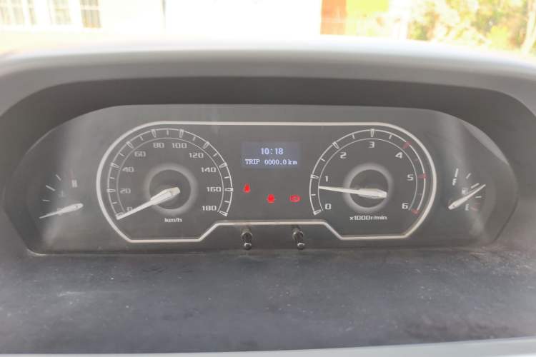 Used SAIC MAXUS Xintu V80 2019 2.5T Classic Model 6-Speed Manual Aotong Long Wheelbase Mid-Height 7-Seater