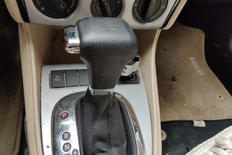 Used Volkswagen Lavida 2011 1.6L Automatic Premium Edition Gear Lever