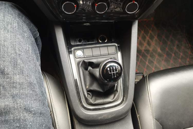 Used Volkswagen Sagitar 2018 1.6L Manual Comfort Model Gear Lever