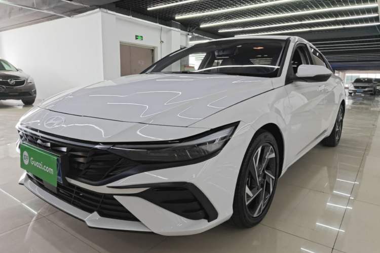 Hyundai Elantra 2023 1.5L CVT LUX Prestige Edition с пробегом