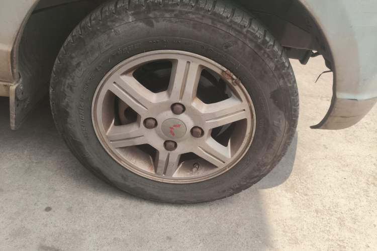 Used Wuling Rongguang 2014 1.5L S Standard Version Right Front Wheel Hub