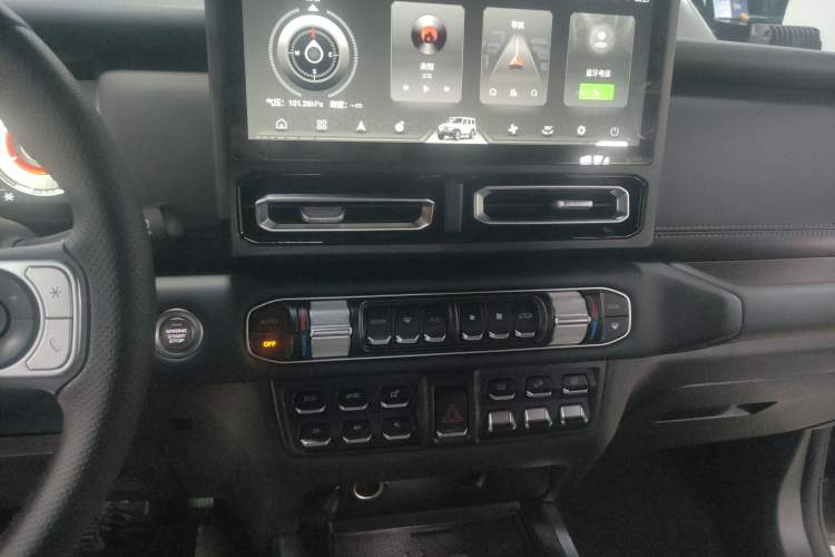 Used 212 T01 2024 2.0T Explorer
