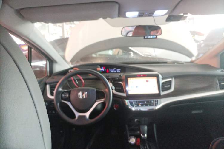 Used Honda Jade 2017 1.8L automatic Comfort version 5 seats Center Console