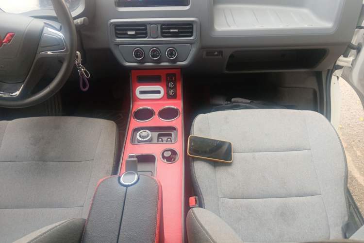 Used Wuling Yangguang 2024 300km Range Practical Window-Sealed Version 60kW Gear Lever