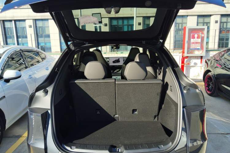 Used Tesla Model Y L 2025 Model Long-Range All-Wheel-Drive Version
