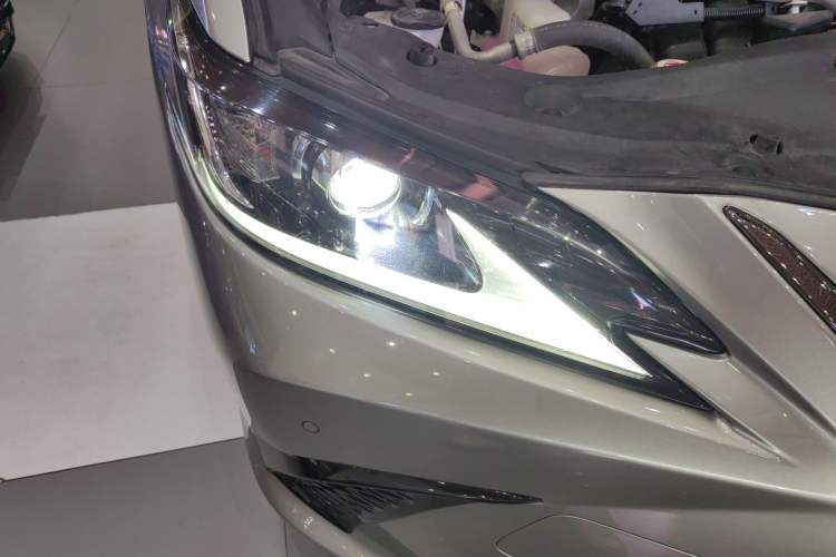 Used Lexus ES 2018 300h Premier Edition China VI Standard Right Front Headlight