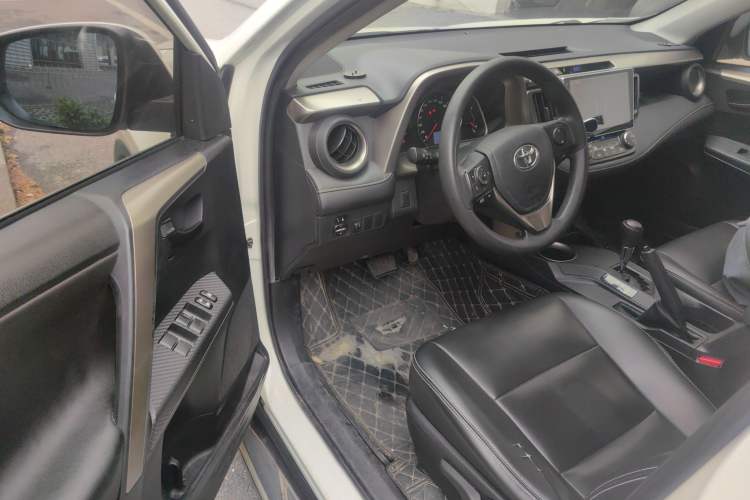 Used Toyota RAV4 2016 2.0L CVT Two-Wheel Drive Fashion Edition China V Standard Driver Seat