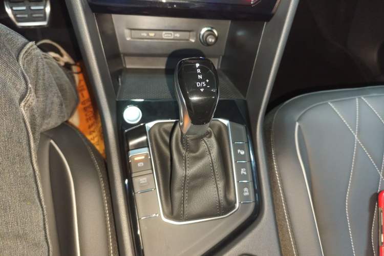 Used Volkswagen Tiguan L 2024 Outstanding Model 330TSI Automatic Two-Wheel Drive R-Line Dragon Glory Edition Gear Lever