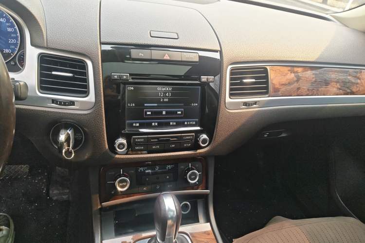 Used Volkswagen Touareg  Audio And AC Panel