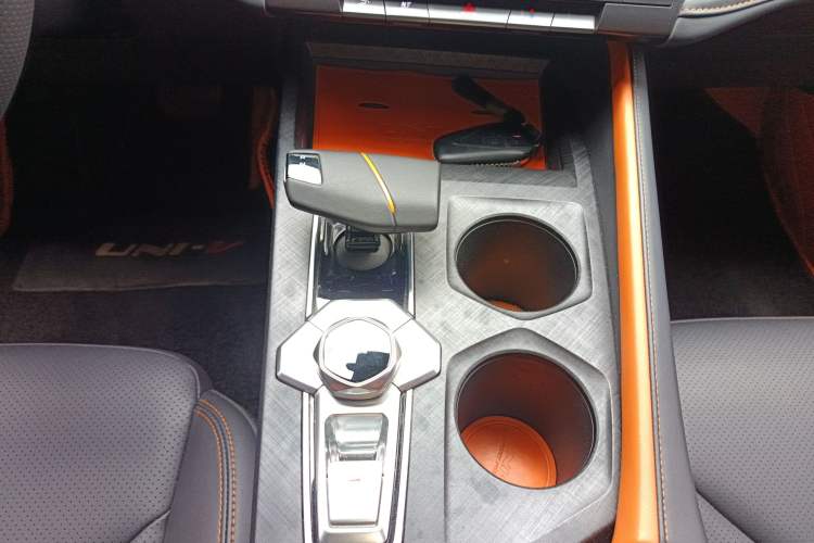 Used CHANGAN UNI-V 2022 1.5T Prestige Version Gear Lever