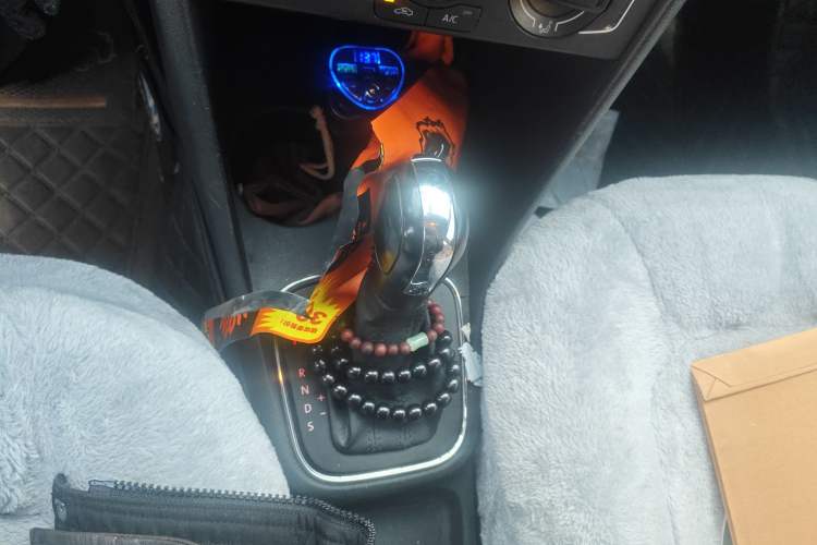 Used Volkswagen Polo 2014 1.6L Automatic Comfort Edition Gear Lever