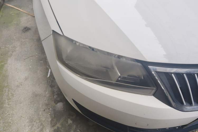 Used Skoda Rapid 2013 1.4L Manual Enjoyment Model Right Front Headlight