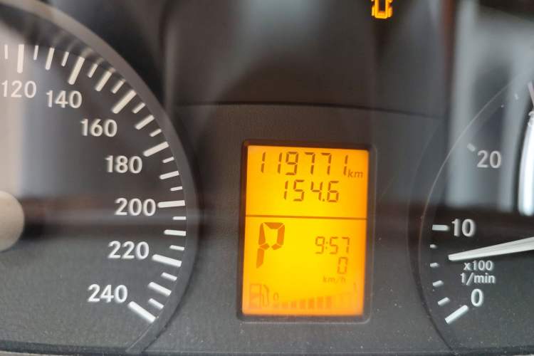 Used Xinkai Vito 2015 3.0L Standard Edition Odometer Close Up