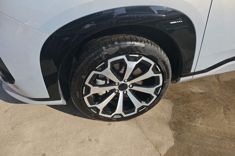 Used AION V 2024 Aion Tyrannosaurus 650 Smart Luxury Edition