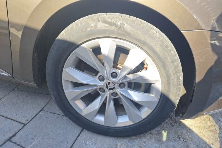 Used Skoda Superb 2018 TSI280 DSG Comfort Edition China V Standard Right Front Wheel Hub