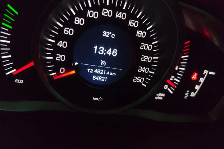 Used Volvo XC60 2015 T5 Smart Upgrade Model Odometer Close Up