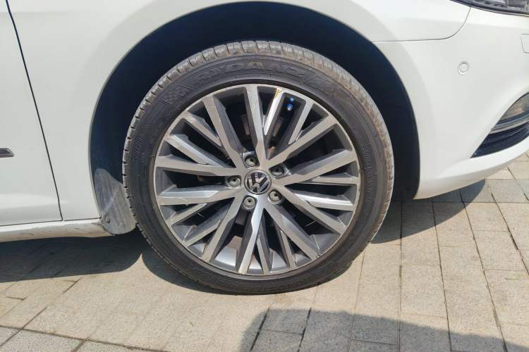 Used Volkswagen FAW-Volkswagen CC 2015 2.0 TSI Luxury Model Right Front Wheel Hub