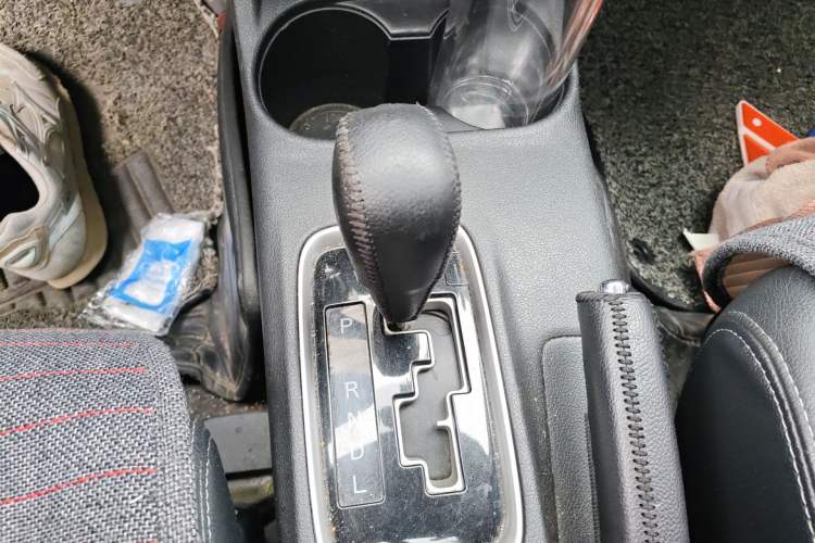 Used Mitsubishi Outlander 2016 2.4L 4x4 Elite Edition 7-Seater Gear Lever
