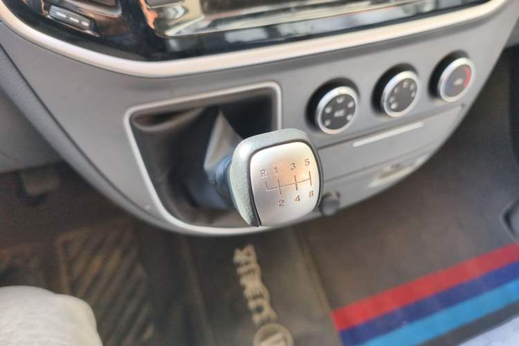 Used SAIC MAXUS Xintu V80 2023 2.0T Manual Classic Aoyuntong Short Wheelbase Mid-Roof 5/6-Seater