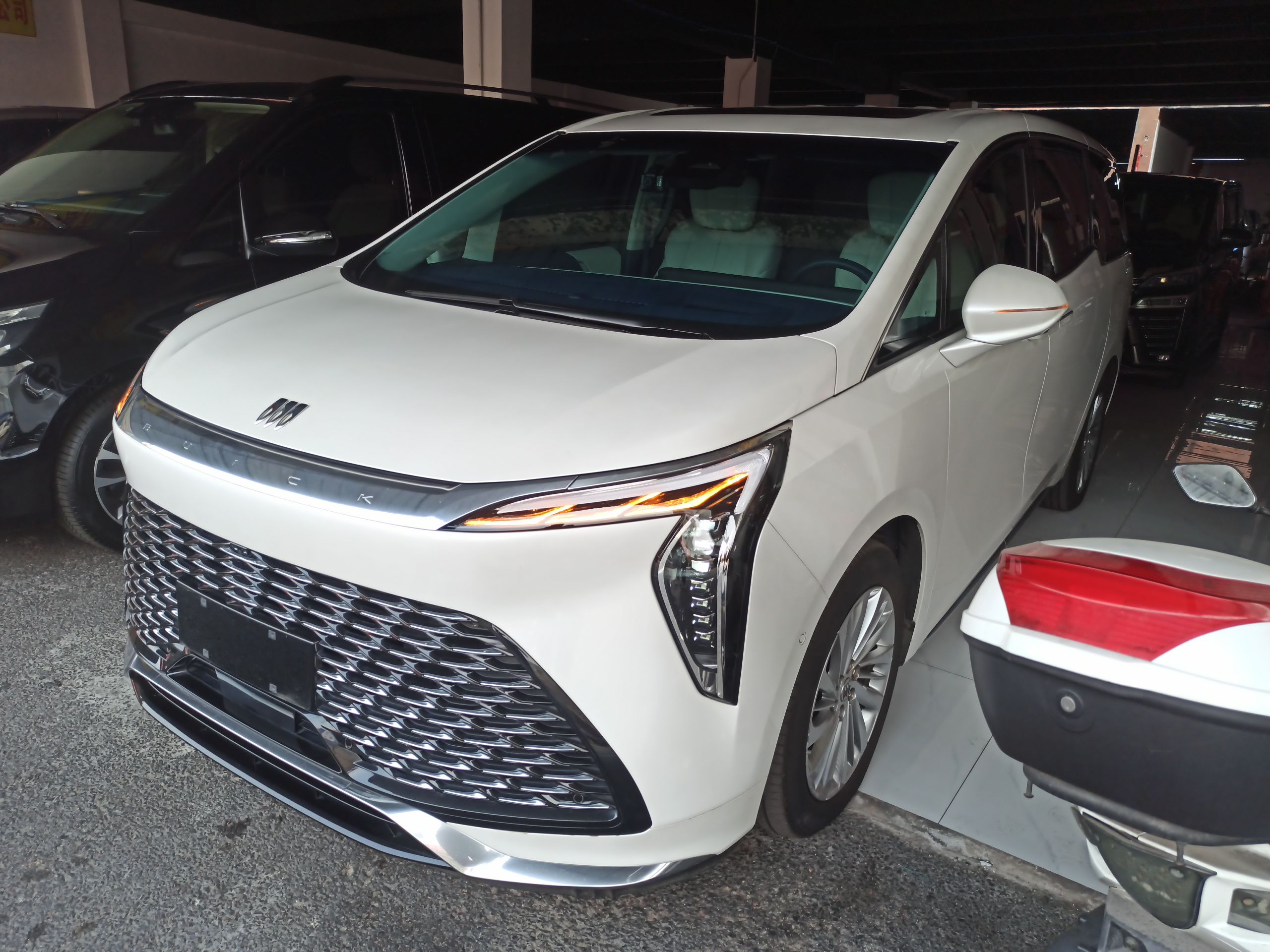 تحت مقدمة السيارة