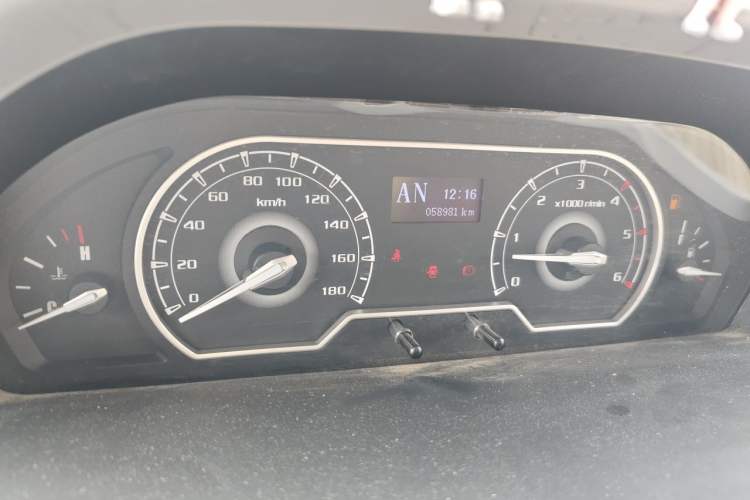 Used SAIC MAXUS Xintu V80 2021 2.0T AMT Classic Aoyuntong Short Wheelbase Mid-Roof 5/6-Seater
