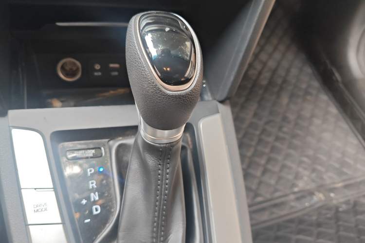 Used Hyundai Elantra (6th Generation / Lingdong) 2016 1.6L Automatic ZhiXuan – Elite Version Gear Lever