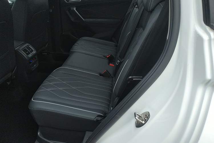 Used Volkswagen Tiguan L 2023 Restyled 330TSI Automatic Two-Wheel Drive R-Line Enhanced Comfort Version Left Rear Seat