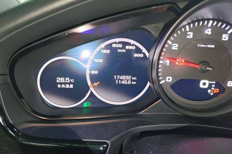 Used Porsche Panamera 2021 Panamera 2.9T Odometer Close Up